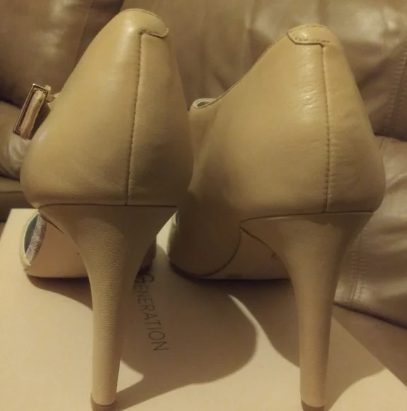 NWT ladies leather pumps. - Picture 3 of 9